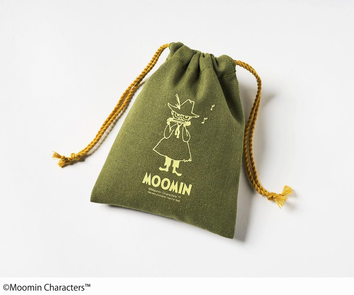 あらかじめセットされている深い緑の糸に加え、糸切はさみ、糸通し、リフィルの糸（白）、巾着袋が付属。持ち運びに便利な巾着袋はビンテージライクなグリーンカラー