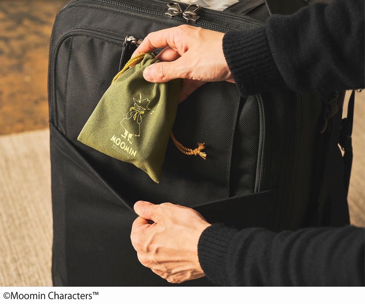 あらかじめセットされている深い緑の糸に加え、糸切はさみ、糸通し、リフィルの糸（白）、巾着袋が付属。持ち運びに便利な巾着袋はビンテージライクなグリーンカラー