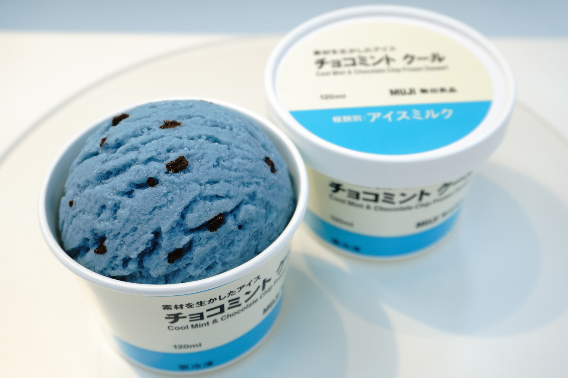 中くらいのミント「素材を生かしたアイス チョコミント」（120mL 320円、販売中）