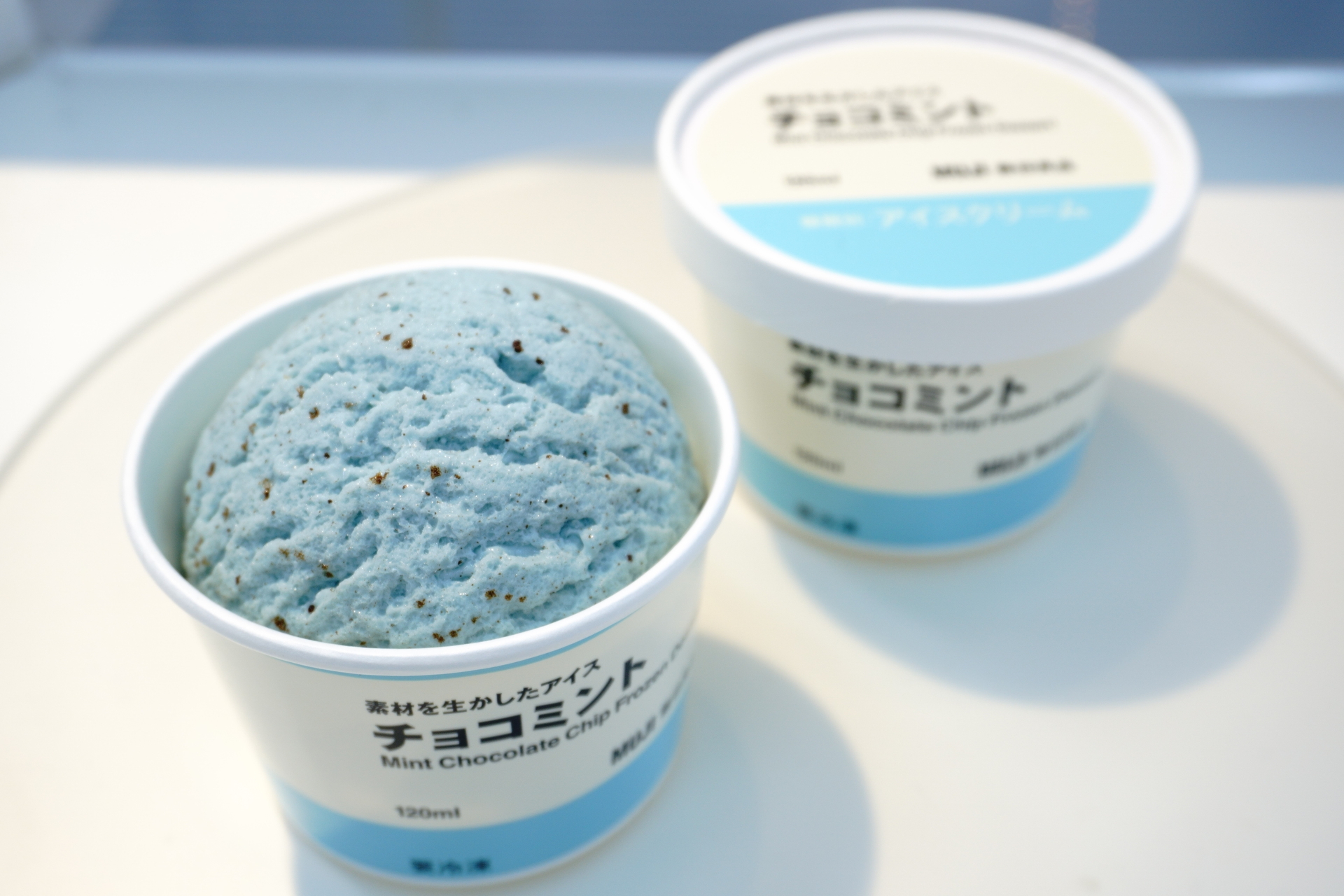 たっぷりミント「素材を生かしたアイス チョコミント クール」（120mL 320円、販売中）