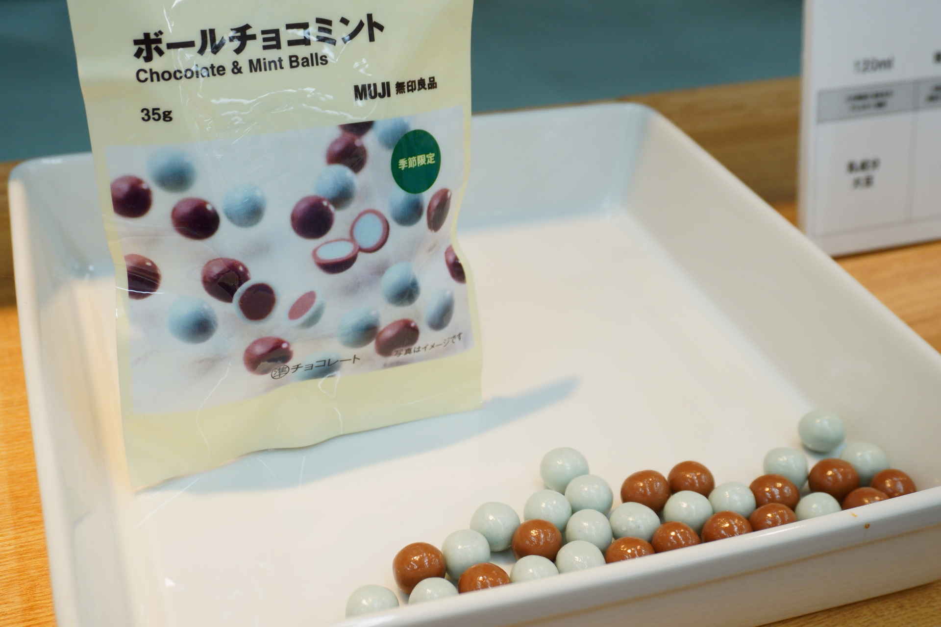 ボールチョコミント（35g 250円）。ミント・チョコの2色とも味はほぼ一緒で、苦手な人でもギリいけそう