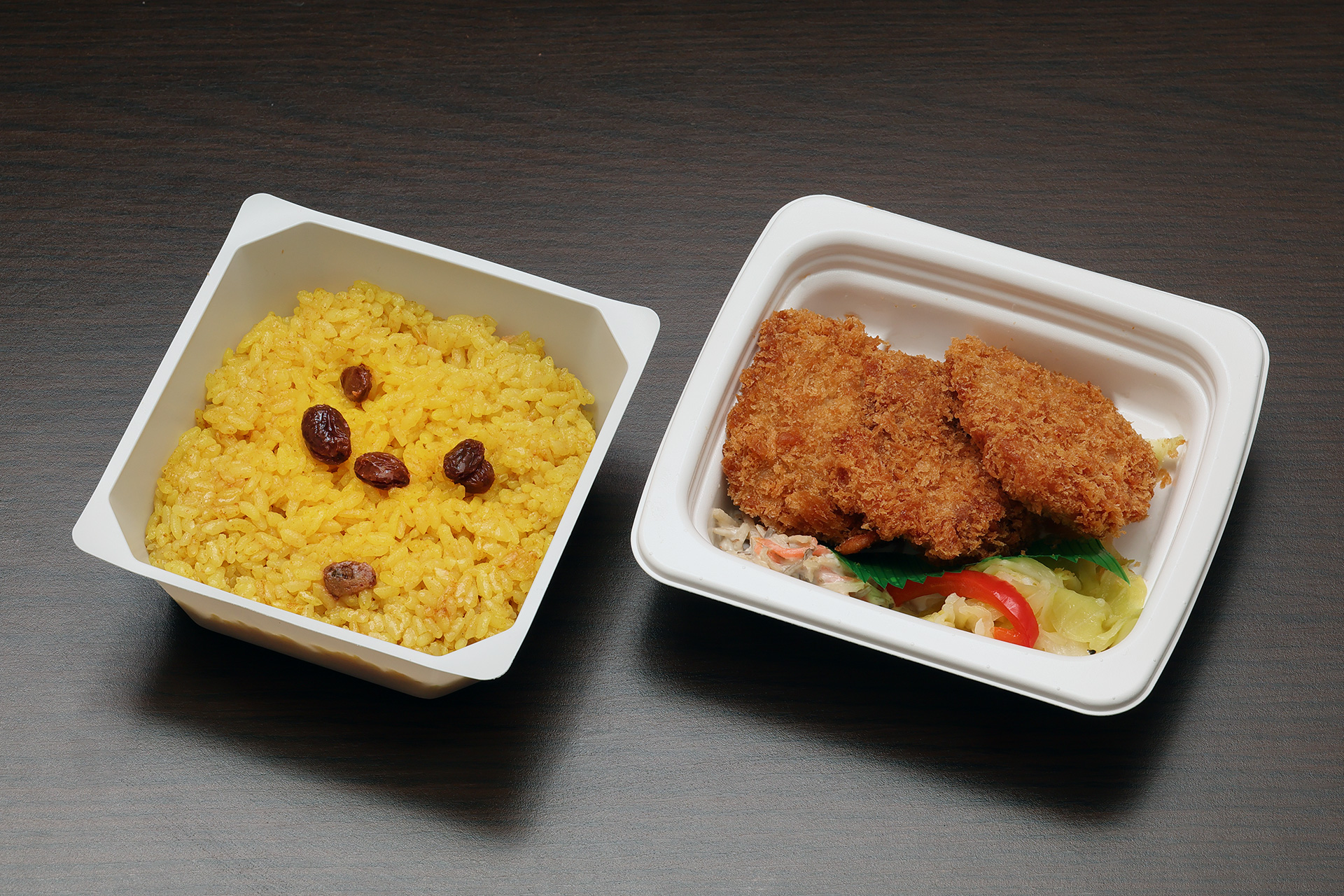 カレーピラフとトンカツが別に盛られています