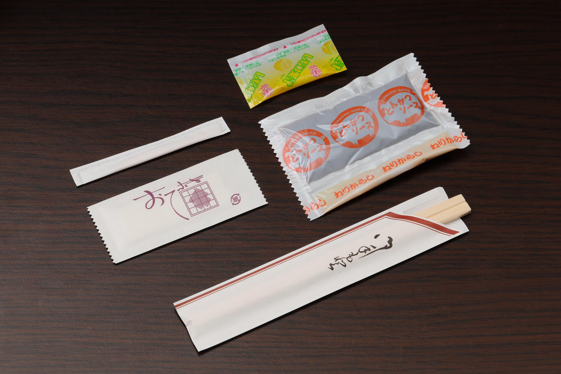 割り箸、お手拭き、楊枝、そしてトンカツソース、からし、レモン汁