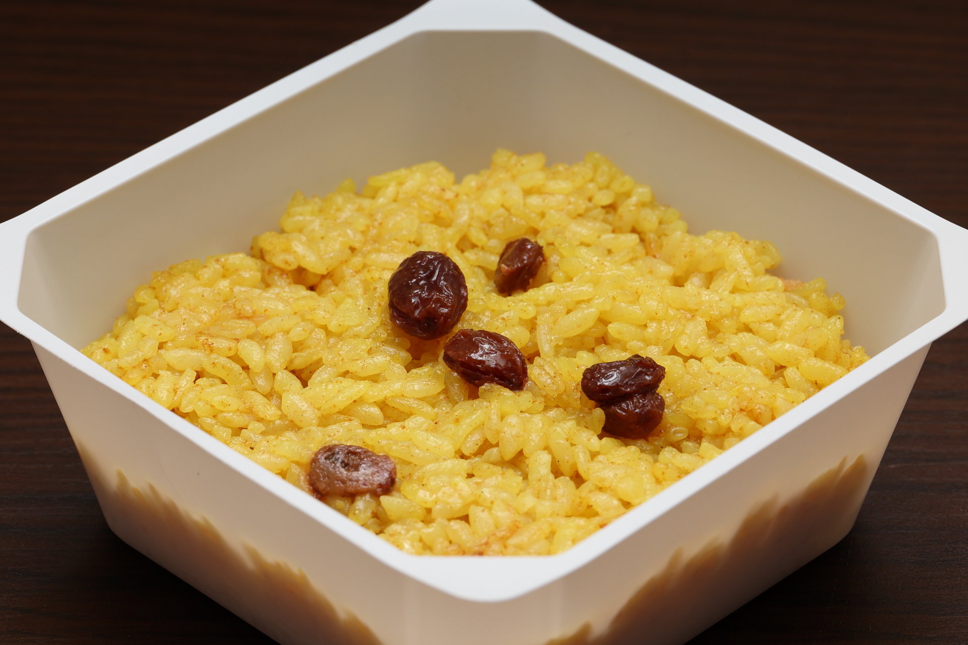 カレーのスパイシーな味わいと甘いレーズンの組み合わせが楽しい