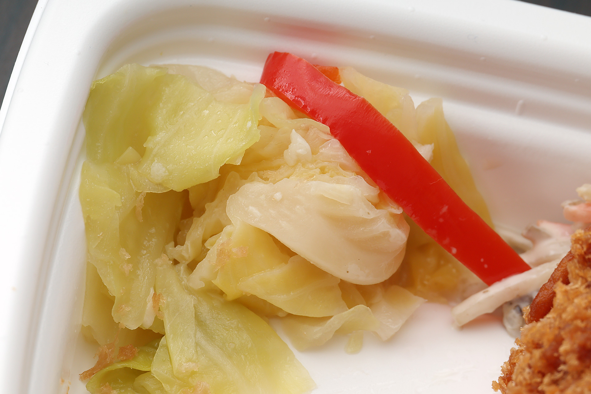 キャベツにんにく入り塩麹炒めは塩麹のマイルドな味わい