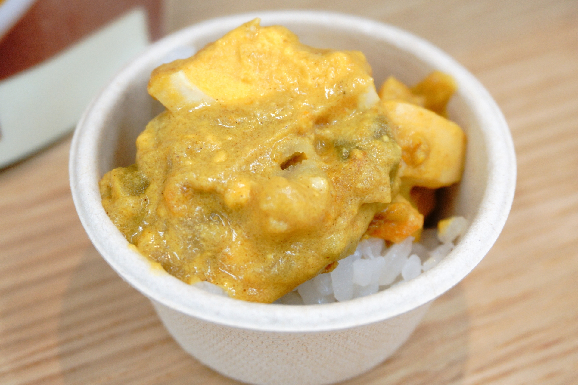 たまごが丸ごと1個入っており、まろやかでやさしい味わい