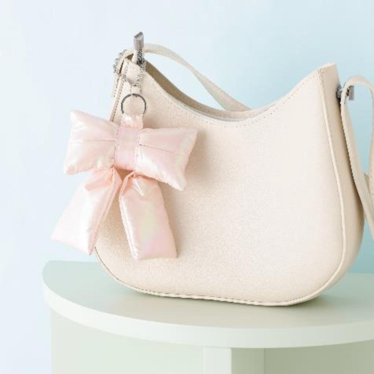 リボン型はソフトポーチタイプで各1800円、4色展開（ゴールド/ライトピンク/ブルー/シルバー）