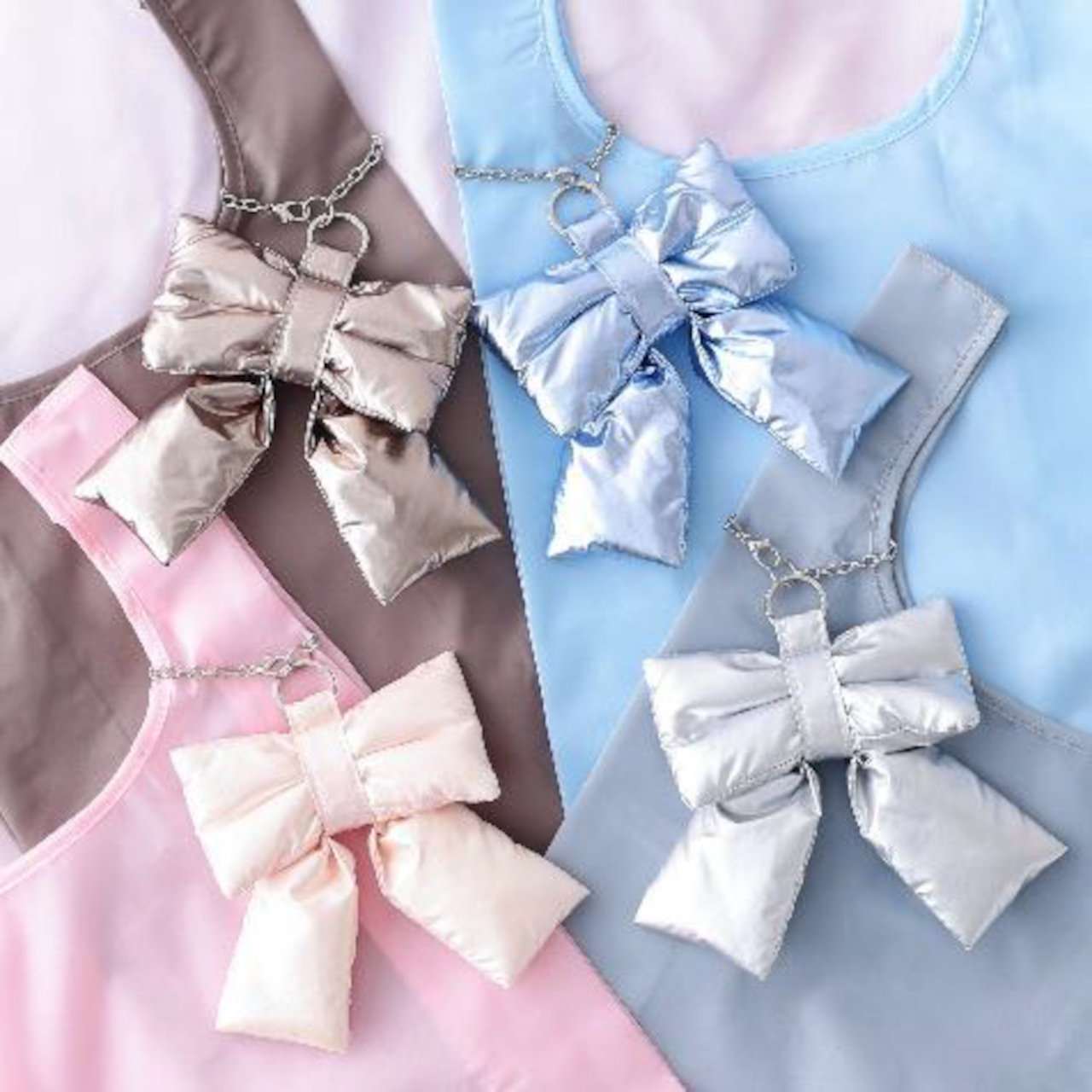 リボン型はソフトポーチタイプで各1800円、4色展開（ゴールド/ライトピンク/ブルー/シルバー）