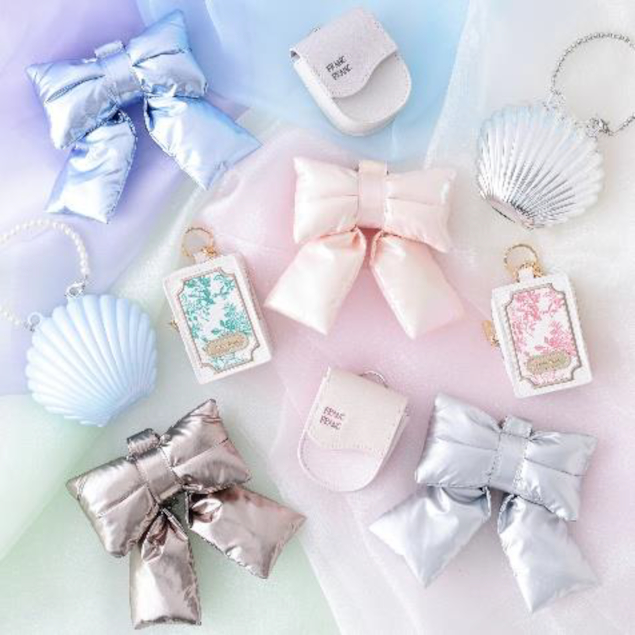 ハート型とハードケースタイプで各2200円、2色展開ゴールド/シルバー）。シェル型もハードケースタイプで各2200円、2色展開（ブルー/シルバー）