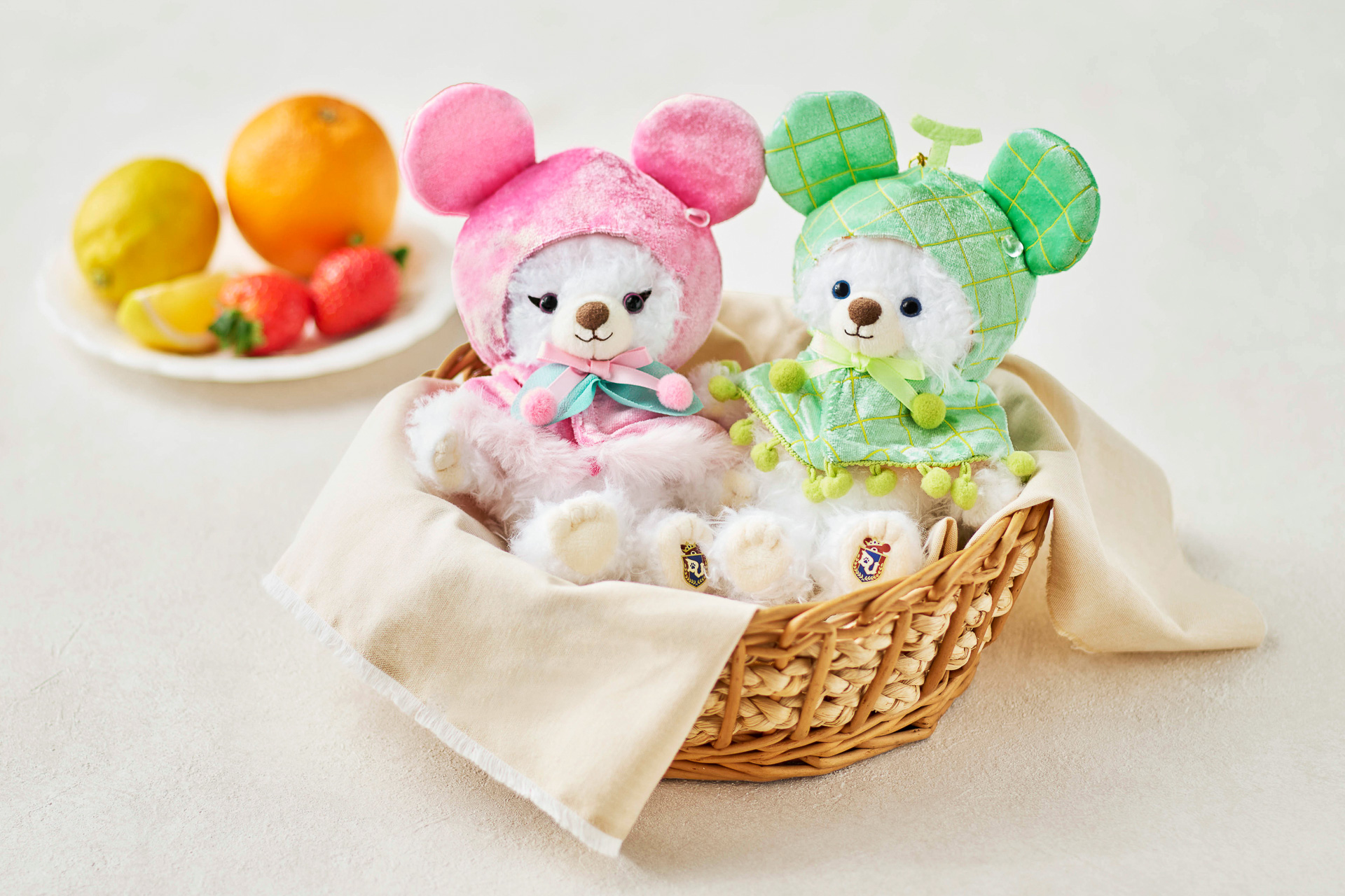 「ユニベアシティ ぬいぐるみキーチェーン専用 シークレットポンチョ（もも、メロン）」（各2400円）