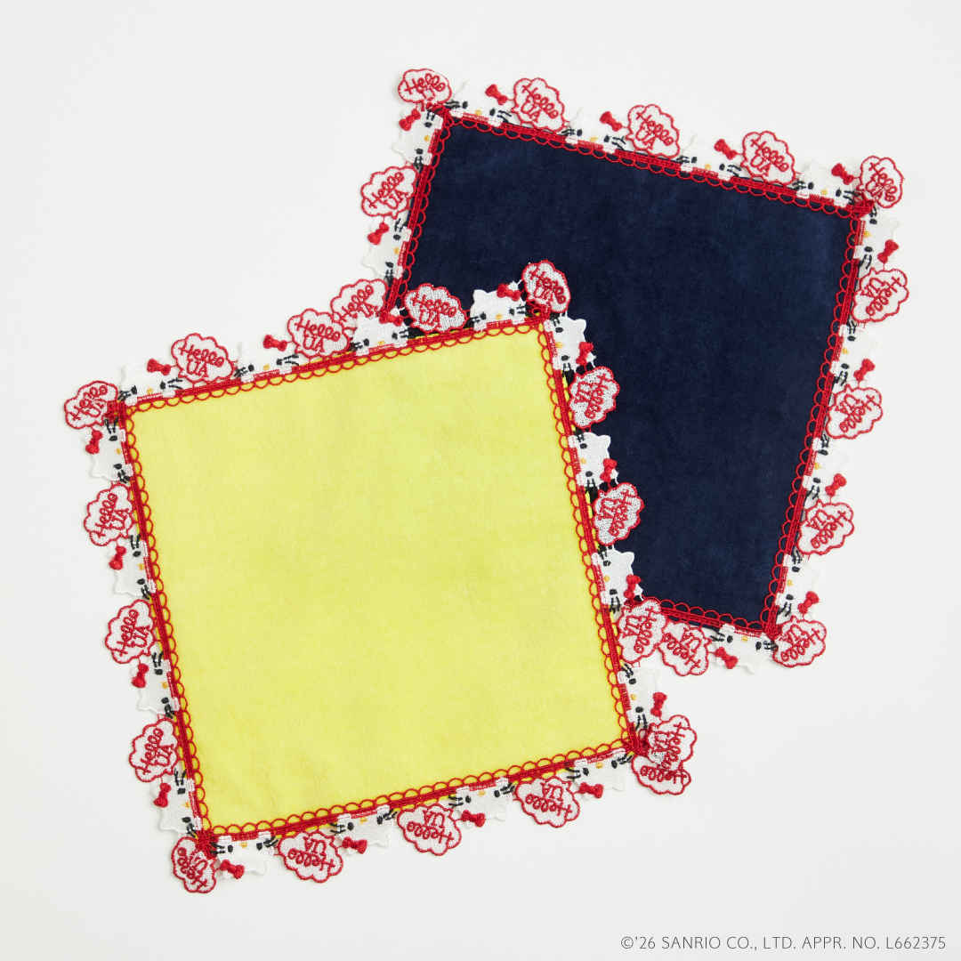 縁にレースをあしらったハンカチ（各3850円）。タオル地は深みのある落ち着いたネイビーと、元気が出るビビッドなイエローの2色展開