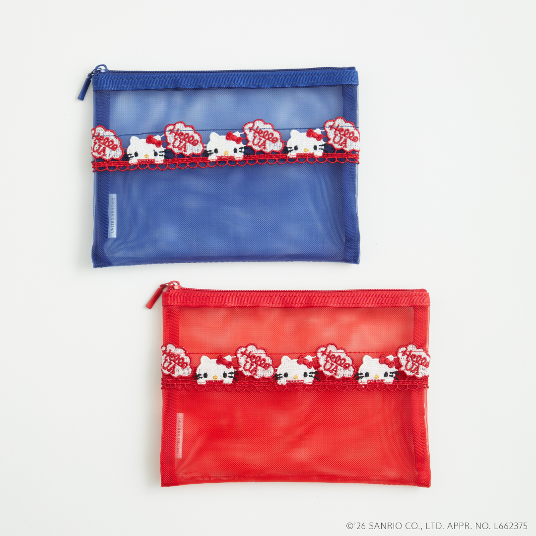 メッシュ生地にレースをあしらったミディアムポーチ（各3330円）。フラット型で内側にポケット付き。パスポートや手帳も入るサイズ。ビビッドな赤と青の2色展開