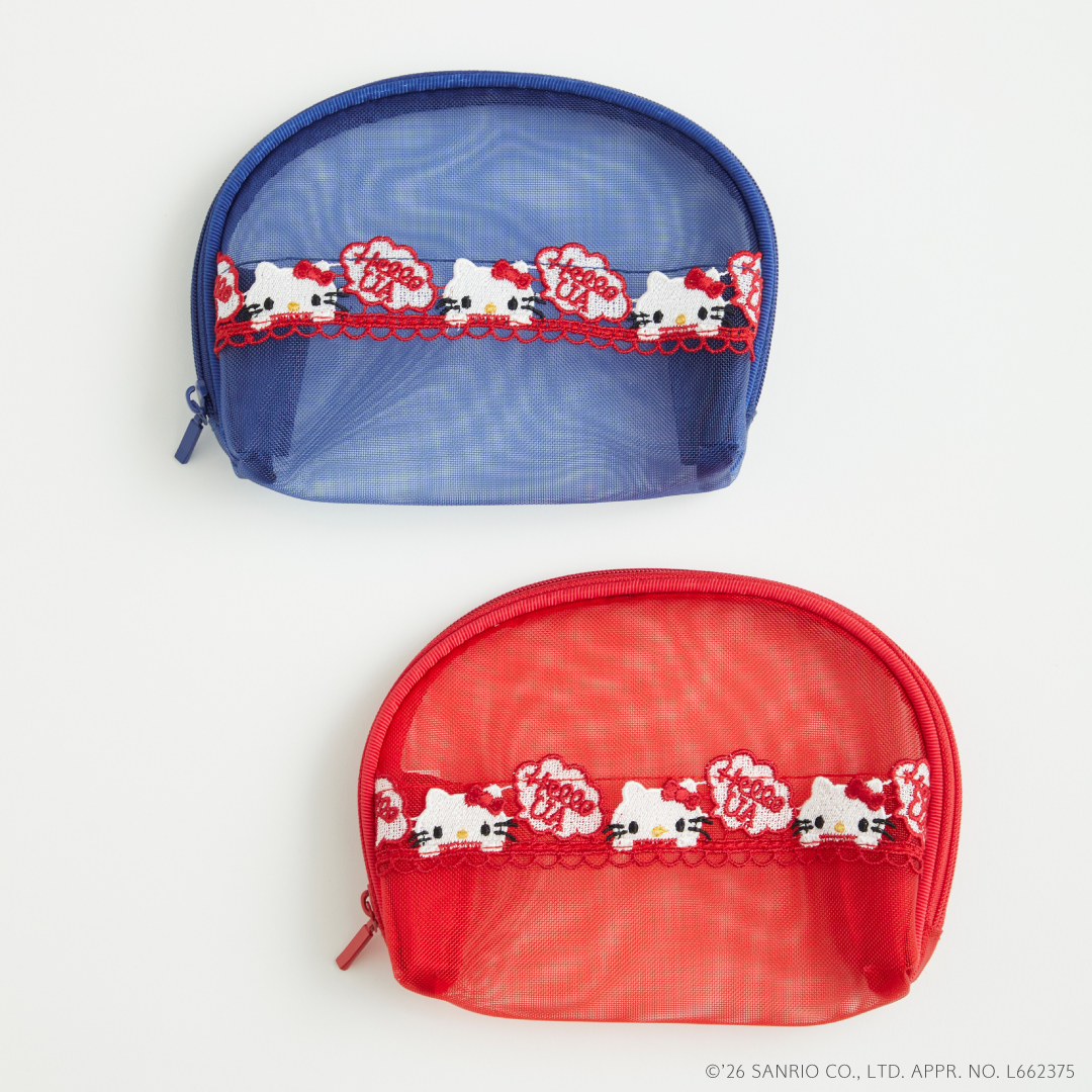 メッシュ生地にレースをあしらったラウンドポーチ（2色、各4180円）。マチがあり立体感のあるコロンとしたシルエット。ビビッドな赤と青の2色展開