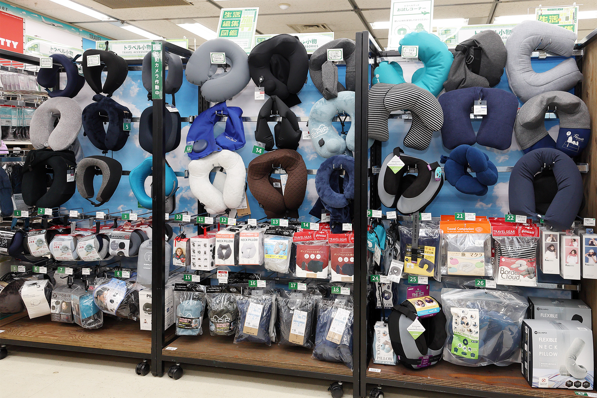 80種類ものトラベルピローはすべて試着可能