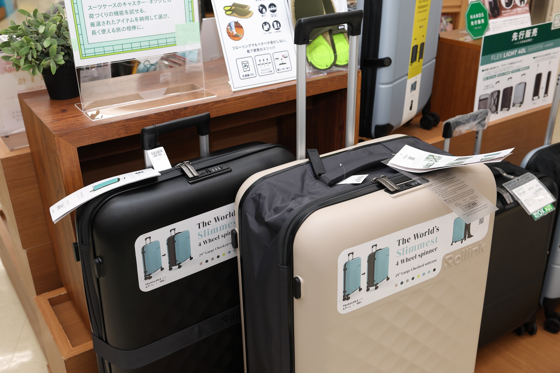 たたむと厚さ11.5cmと薄型になる40Lのスーツケース「FLEX LIGHT 40L」はハンズ渋谷店のみの先行販売