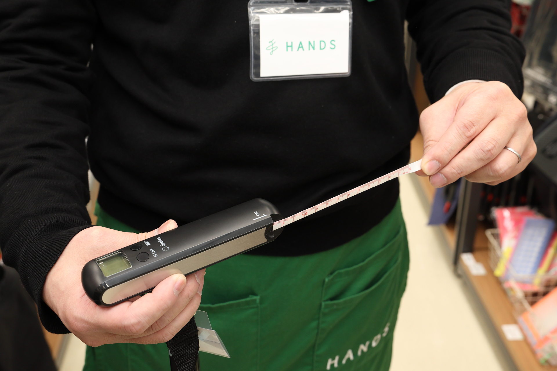 荷物の重量を測るラゲッジスケールは荷物のサイズも測れる。内蔵のメジャーを出し入れすると発電され、電池不要という優れモノ