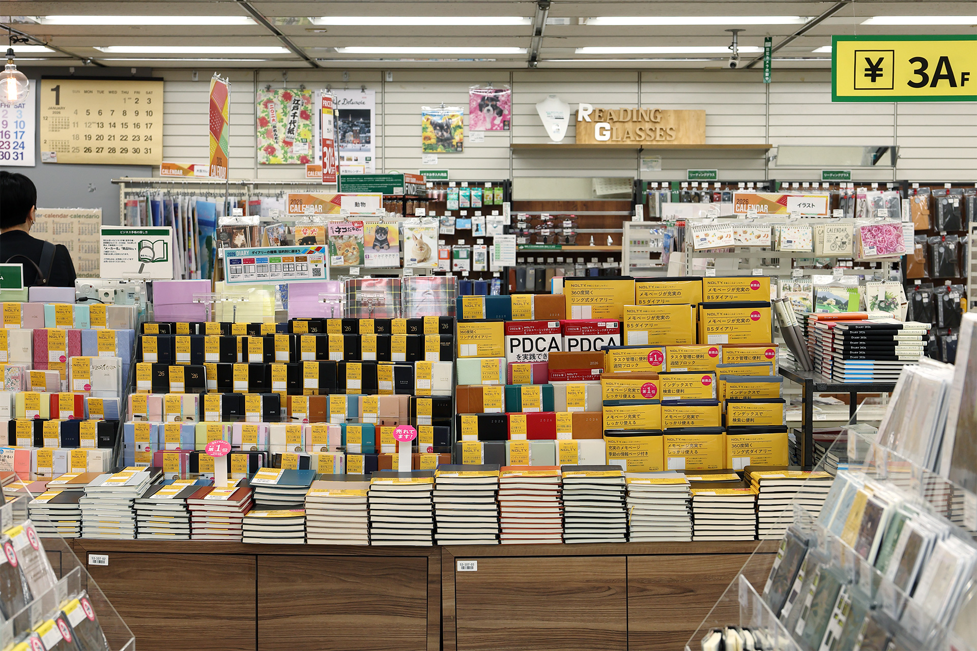 アクリル絵の具などの画材、手帳やカレンダーなど多くのジャンルで豊富な品揃え。専門店がギュッとつまった感じがハンズ