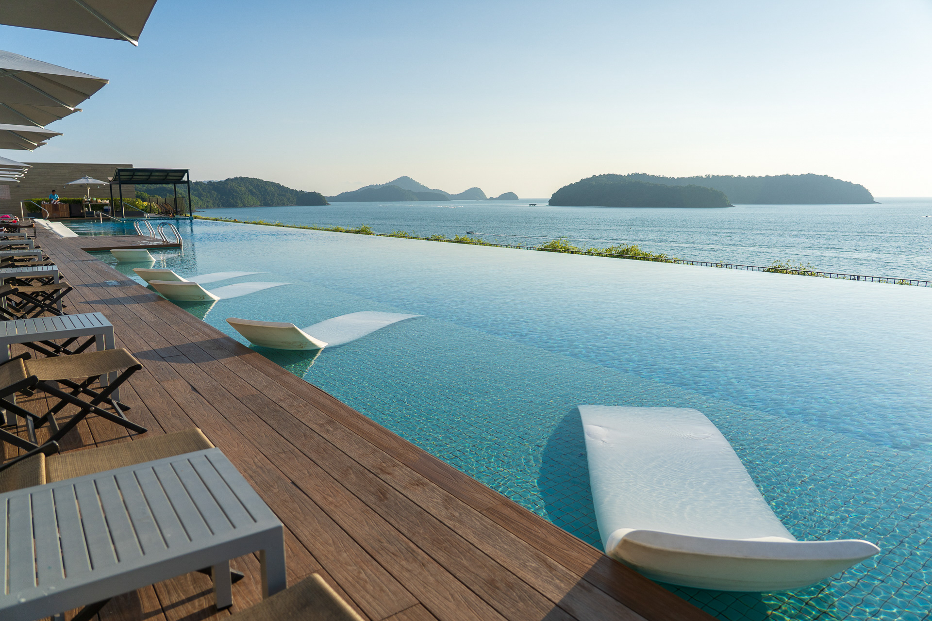 「パークロイヤル ランカウイ リゾート」の5階にあるインフィニティプールは大人専用。ここから眺めた夕陽は最高の思い出に