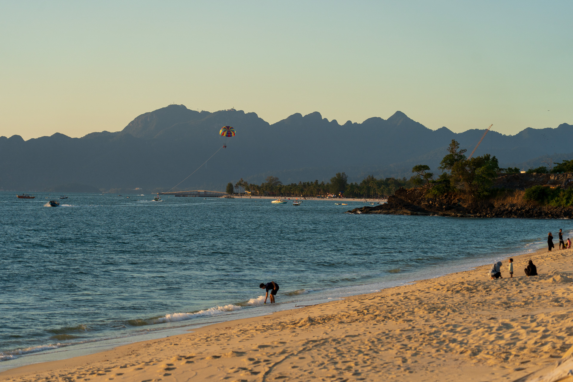 ホテル前のビーチから巨人の伝説があるマチンチャン山を眺めるの図。ギザギザの稜線がどこか神秘的