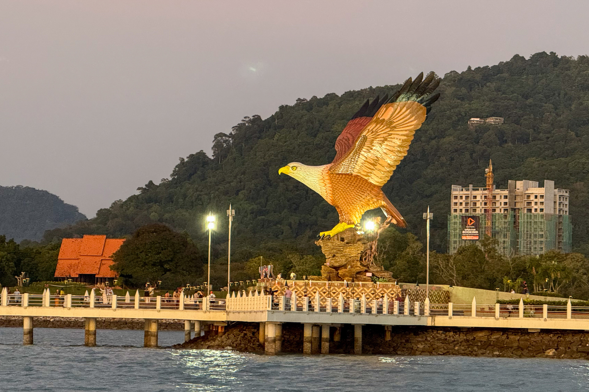 巨大なワシのモニュメントがあるイーグルスクエアは人気のフォトスポット
