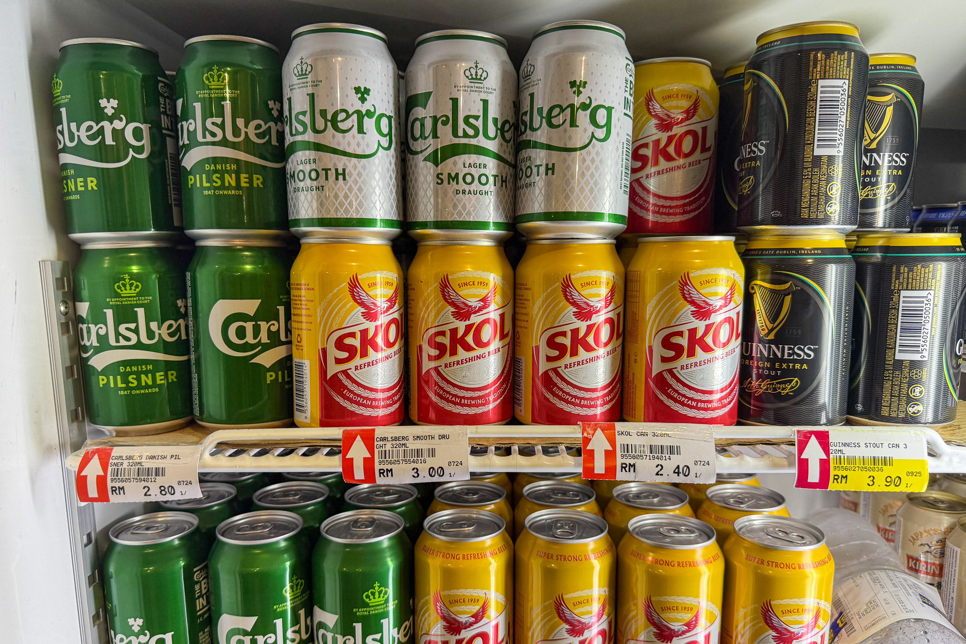 マレーシアで広く親しまれている「カールスバーグ（Carlsberg）」の320mL缶がスーパーで2.8リンギット（約110円）でした