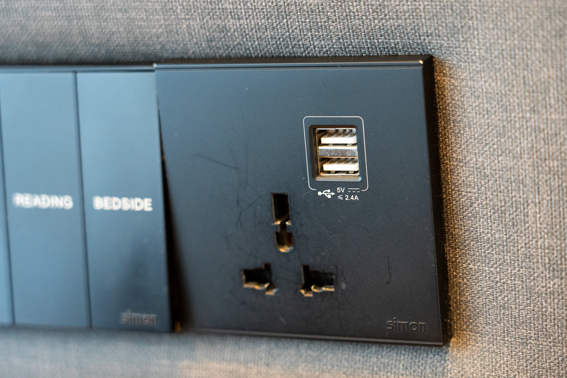 USB充電ポート（Type-A）。Type-Cを使いたいiPhoneユーザーの私は電源変換プラグで対応