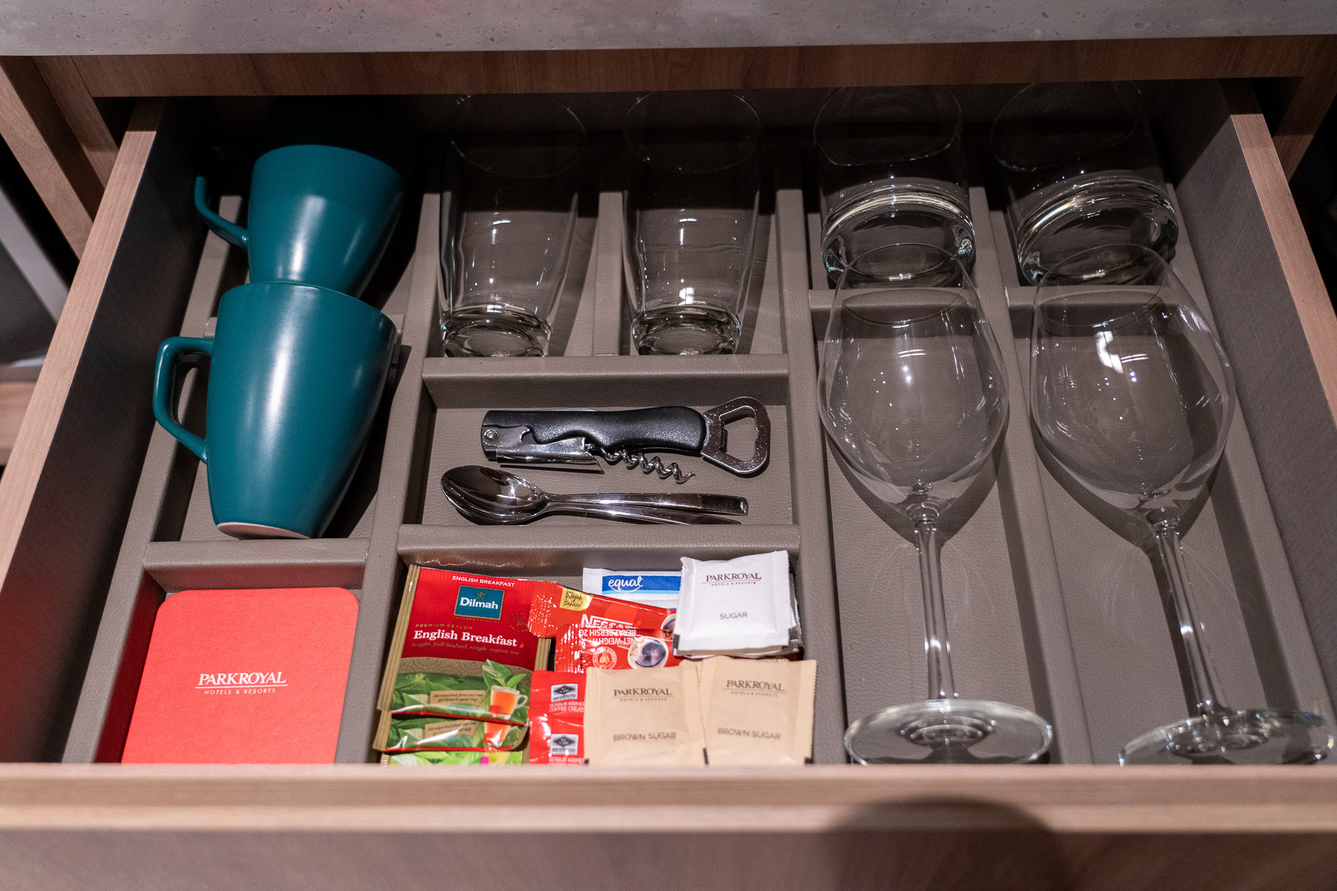 フリーの水やコーヒー・紅茶。冷蔵庫内のソフトドリンクも無料でうれしい！