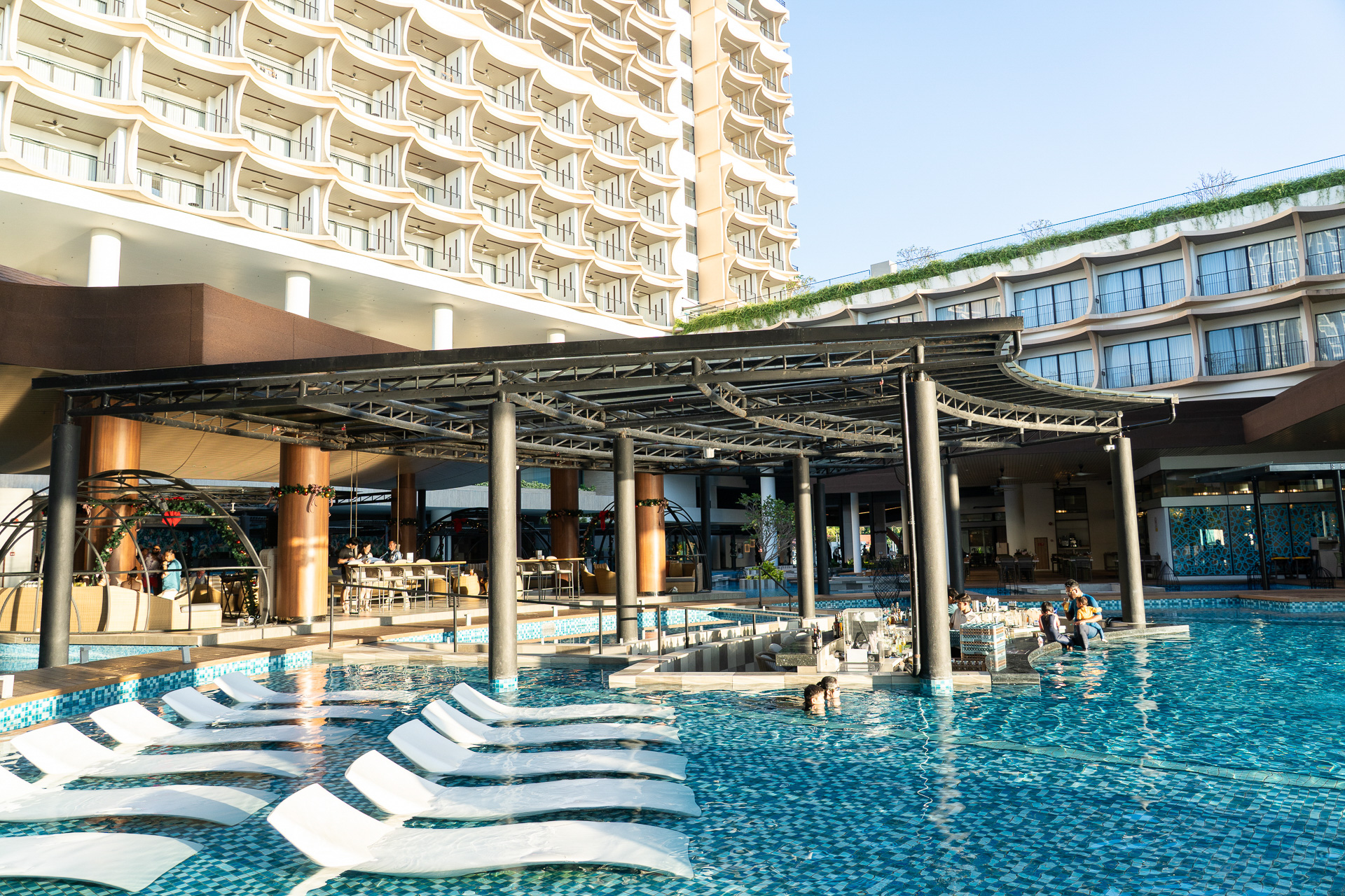 大人も子供も楽しめる1階のプールは海に面した大型プール