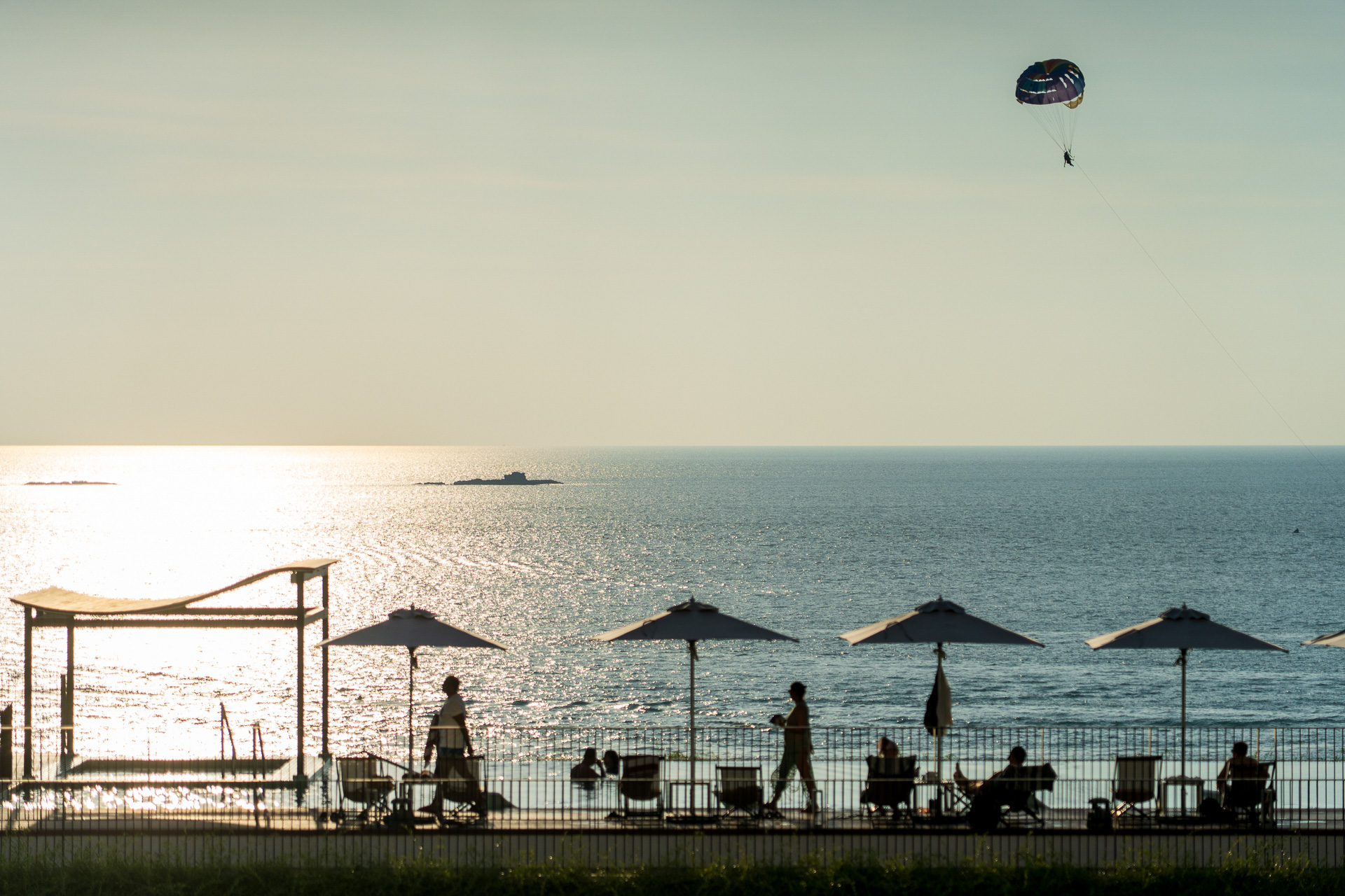 目の前のマラッカ海峡の景色を堪能できるスカイプールは5階に位置します