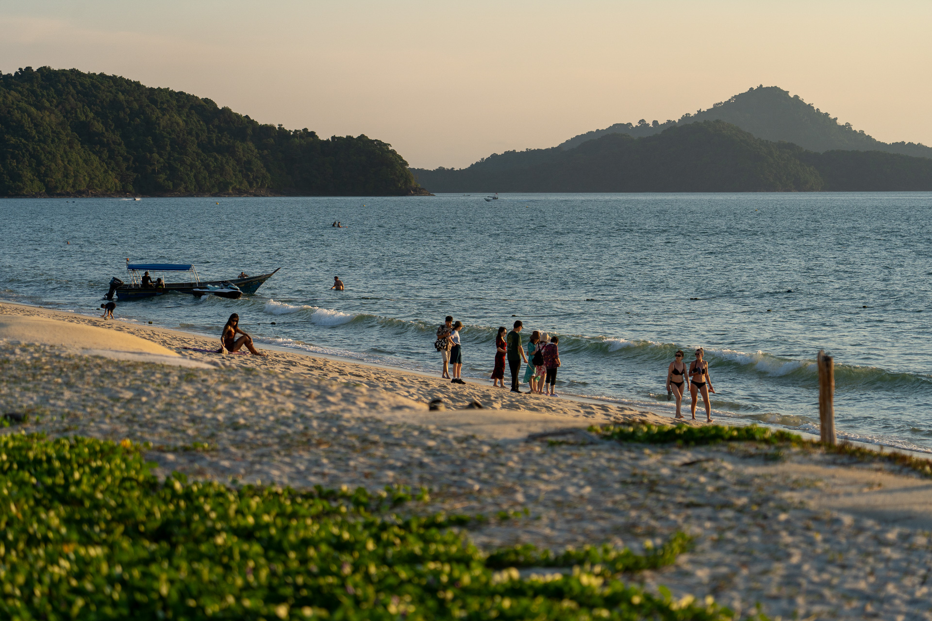 ホテル前のビーチはやわらかくて真っ白な砂浜