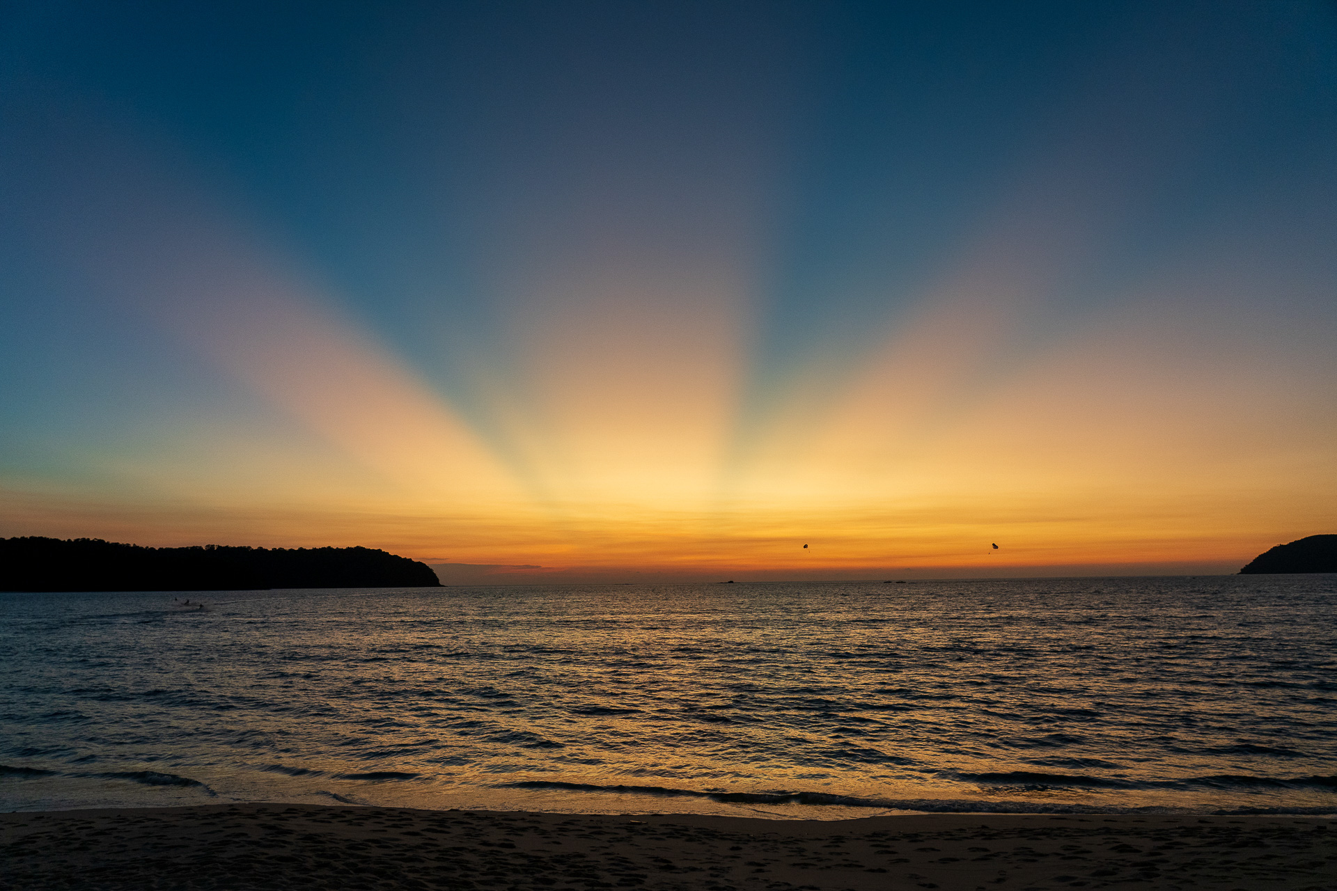 夕陽が放射線状に見える薄明光線という自然現象。別名“天使の梯子”とも