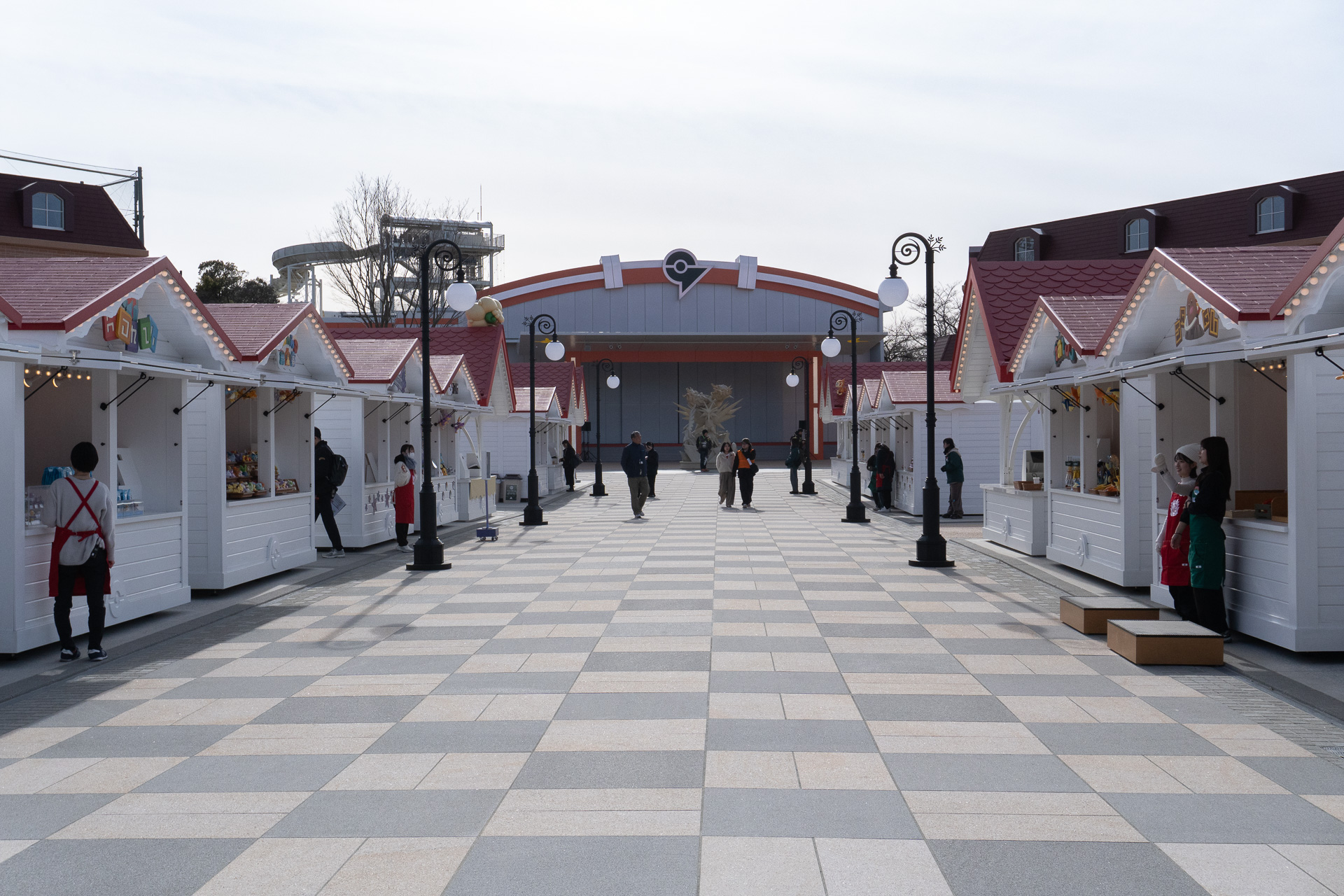 グッズやグルメのワゴンが軒を連ねる「ポケモントレーナーズマーケット」