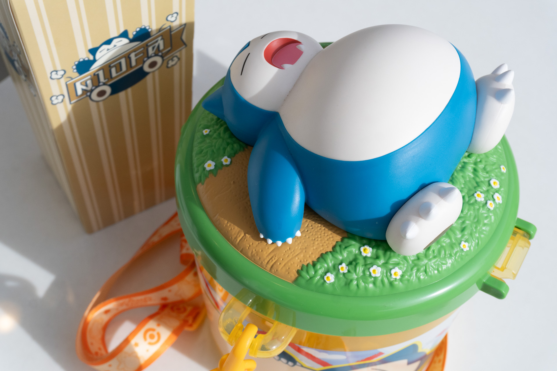 「カビゴンポップコーン」はバーベキュー風味とミルクキャラメル風味の2種類。ネックストラップ付き専用ボックスも必見