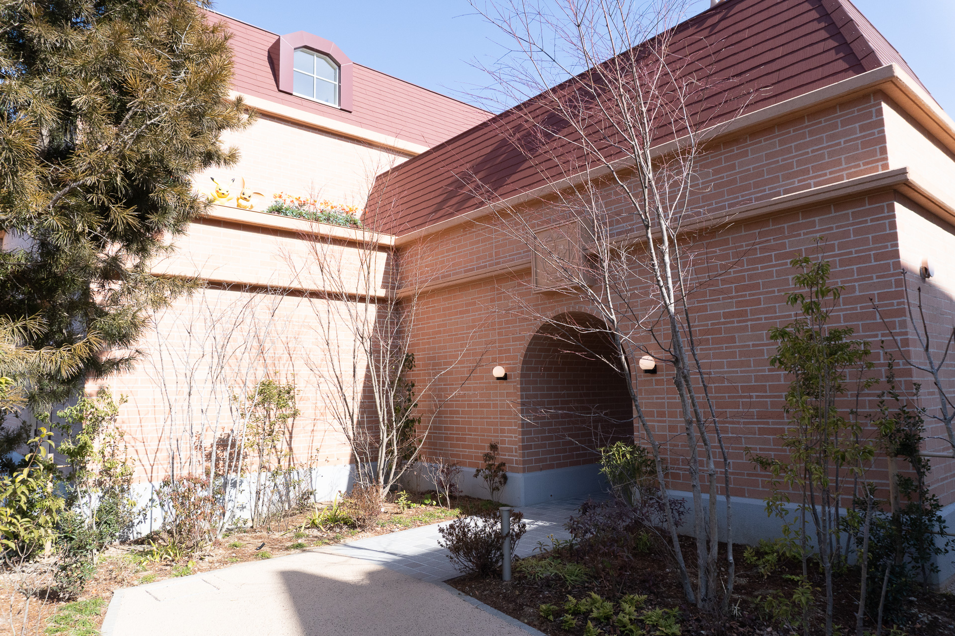 ポケパークエントランス広場にあるモニュメント。その先のトンネルを抜けると世界中のトレーナーとポケモンが集う街「カヤツリタウン」へ