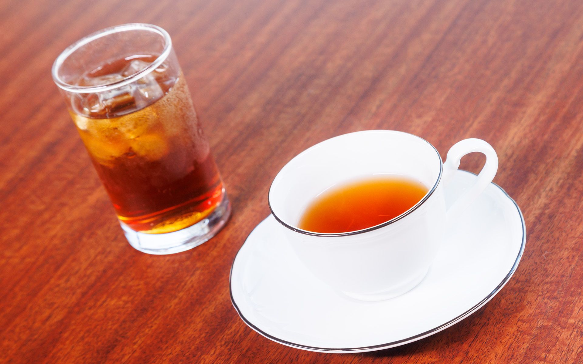 フェア専用のストロベリークリーム（右）。左はアイスのアールグレイ