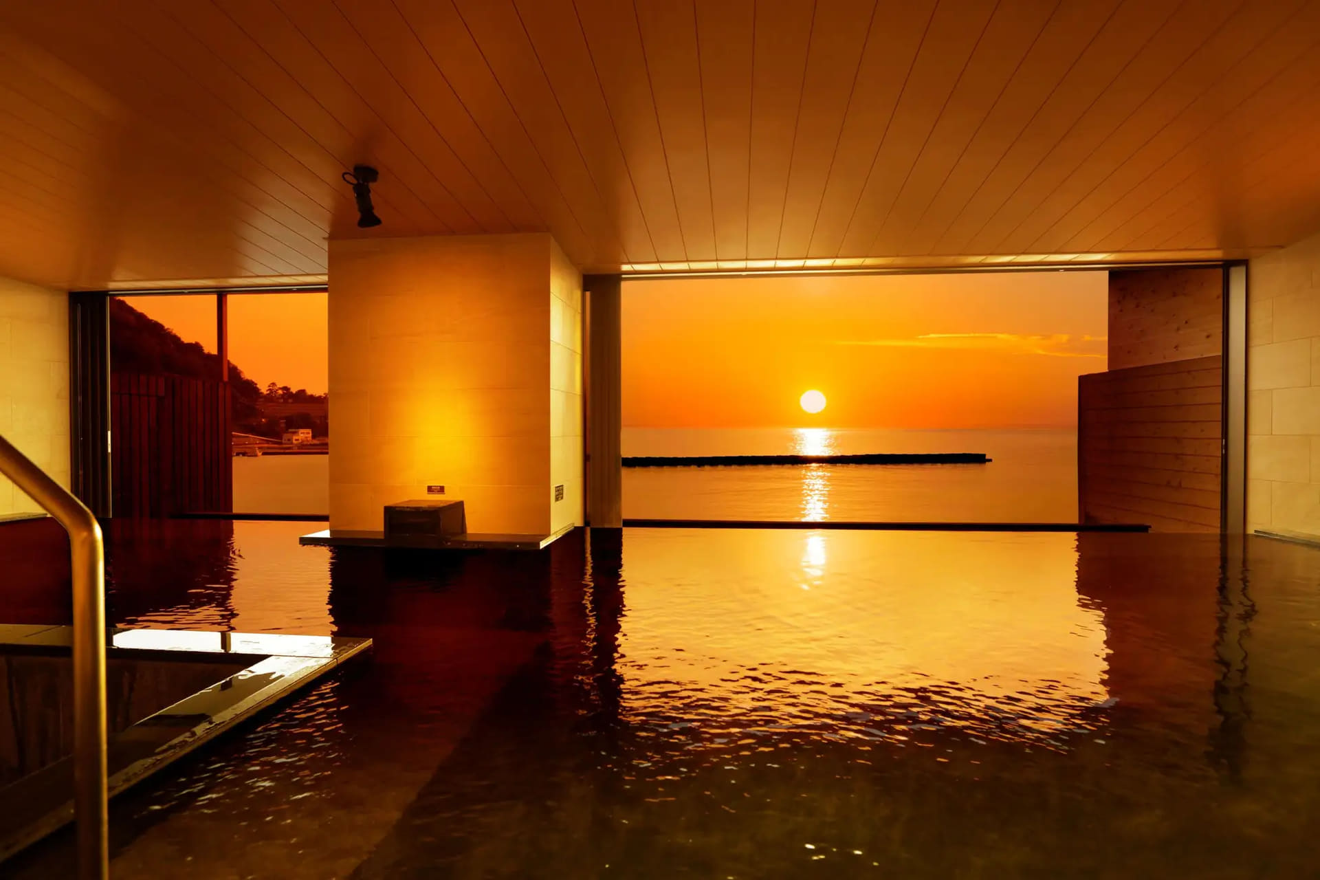 駿河湾を望む大浴場