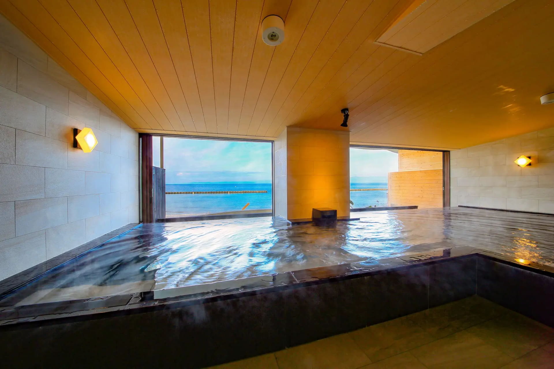 駿河湾を望む大浴場