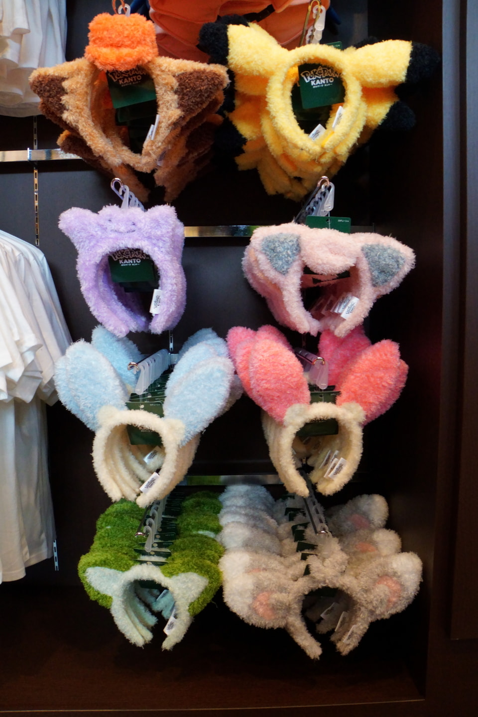 ポケパーク カントーで購入できるグッズ・お土産情報はこちら！ ポケモンになりきれるカチューシャは3シリーズ計19種類（各2300～2500円）、ぬいぐるみキャップは10種類（各3500円）です。  ピカチュウ・イーブイのアトラクションをモチーフにしたお菓子などもあります ... ポケパークカントー　 ショップ　限定 ピカチュウ　3個セット
