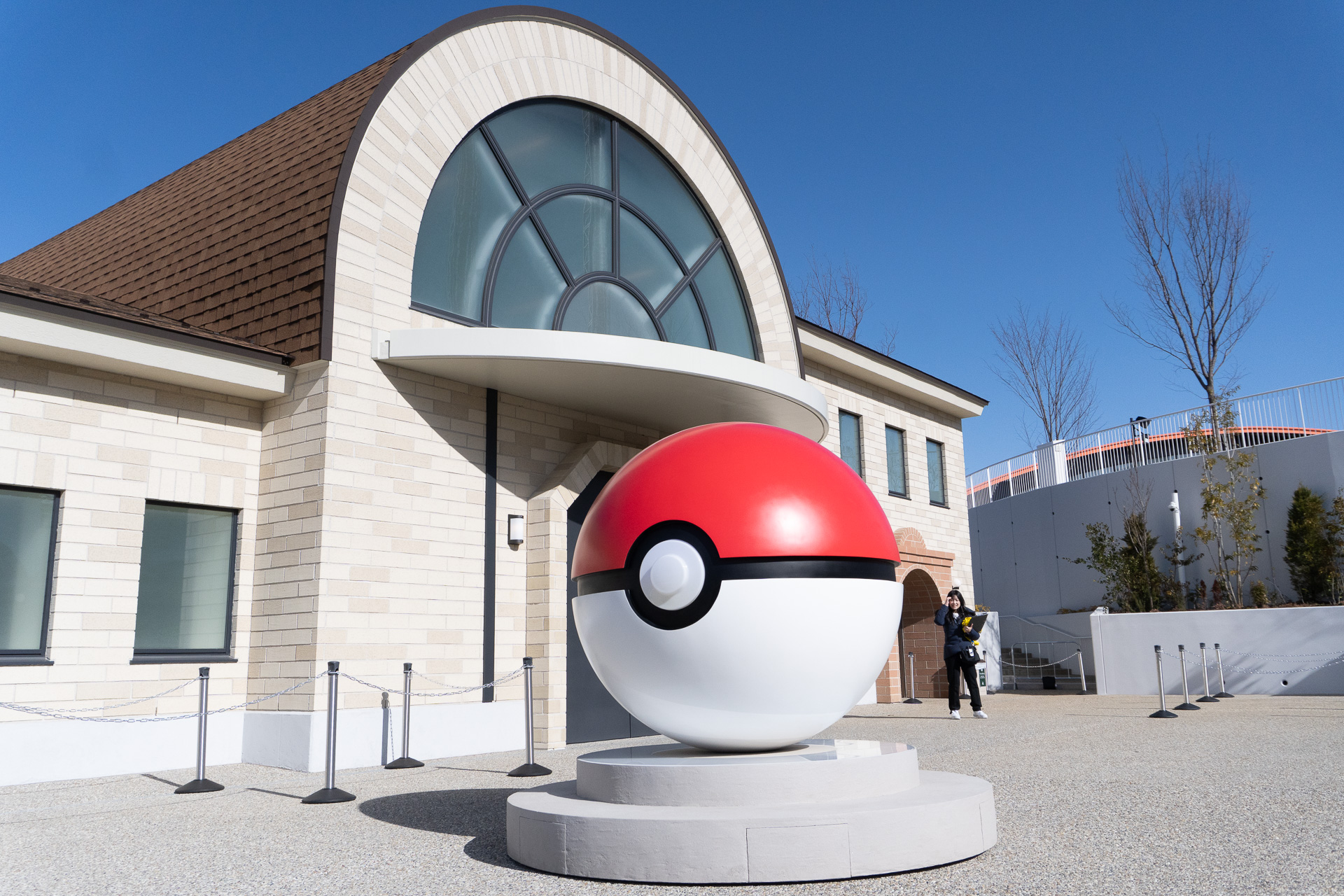 ポケパークエントランス広場の向かって左側、ポケモンフォレストの入り口にある