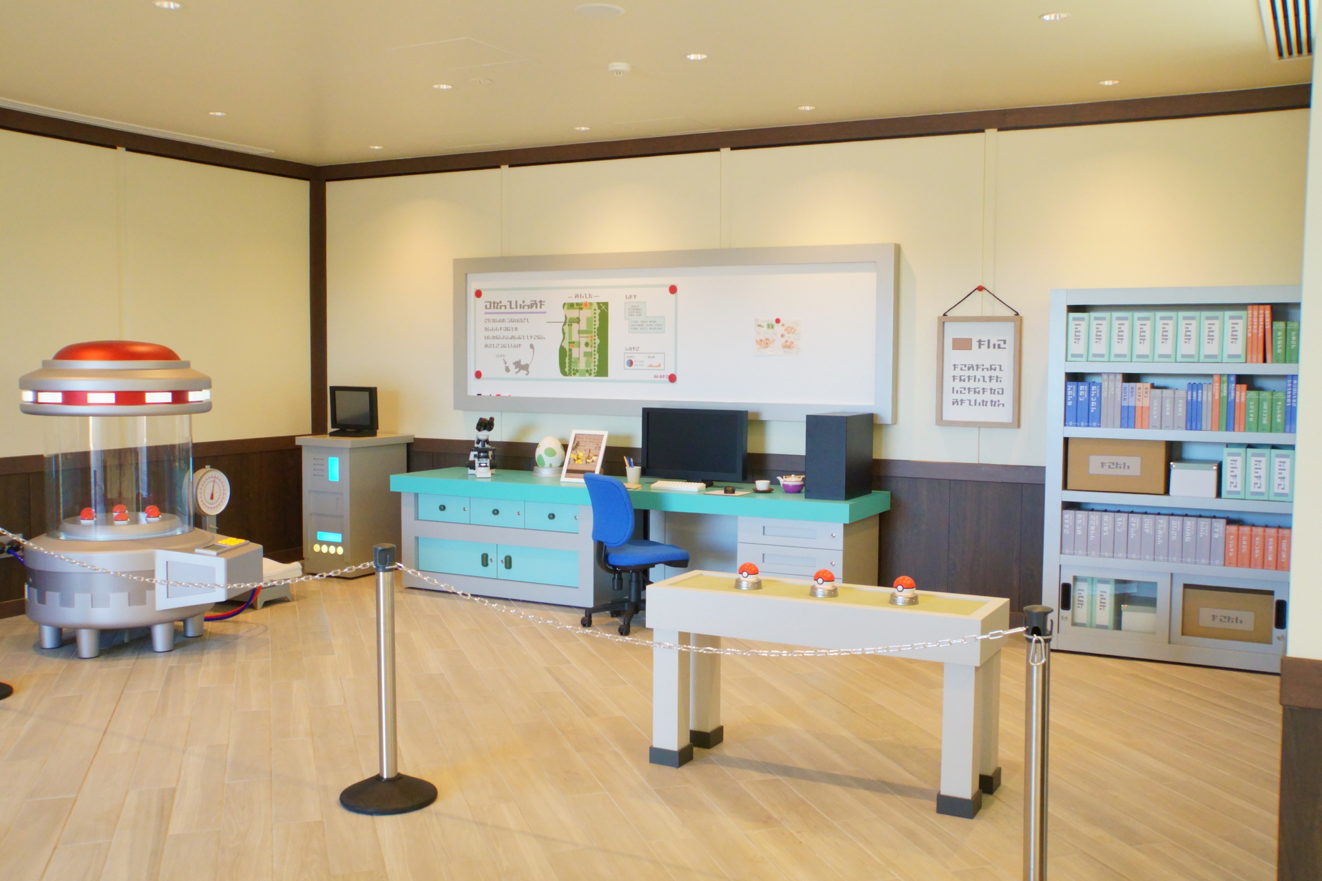 ポケパークエントランス広場の向かって左側、ポケモンフォレストの入り口にある