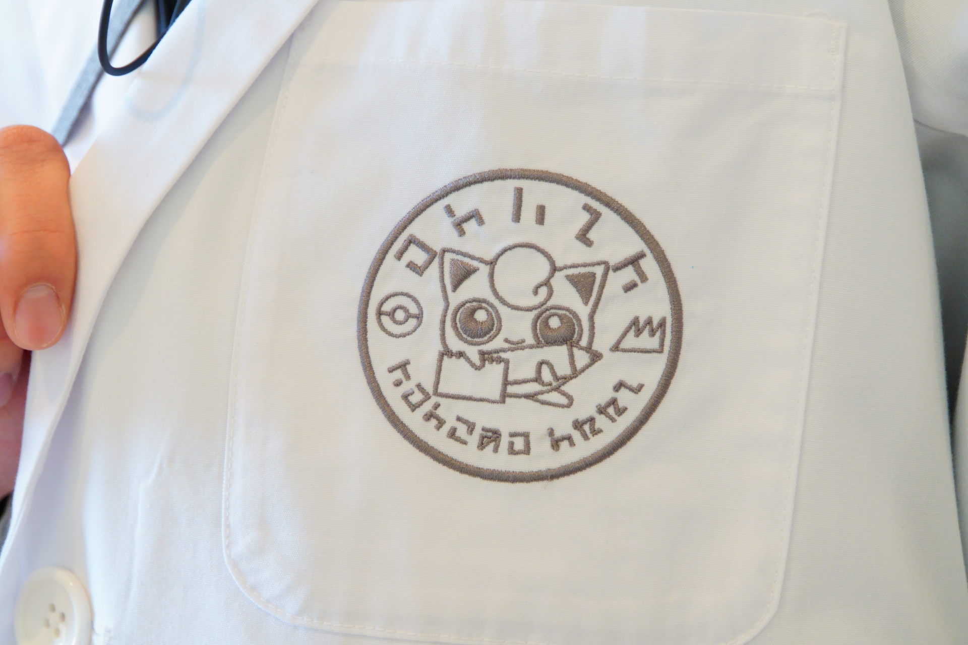 セッコク博士の相棒ポケモンはプリン。研究員たちの衣装や研究ノートの表紙にデザインされている