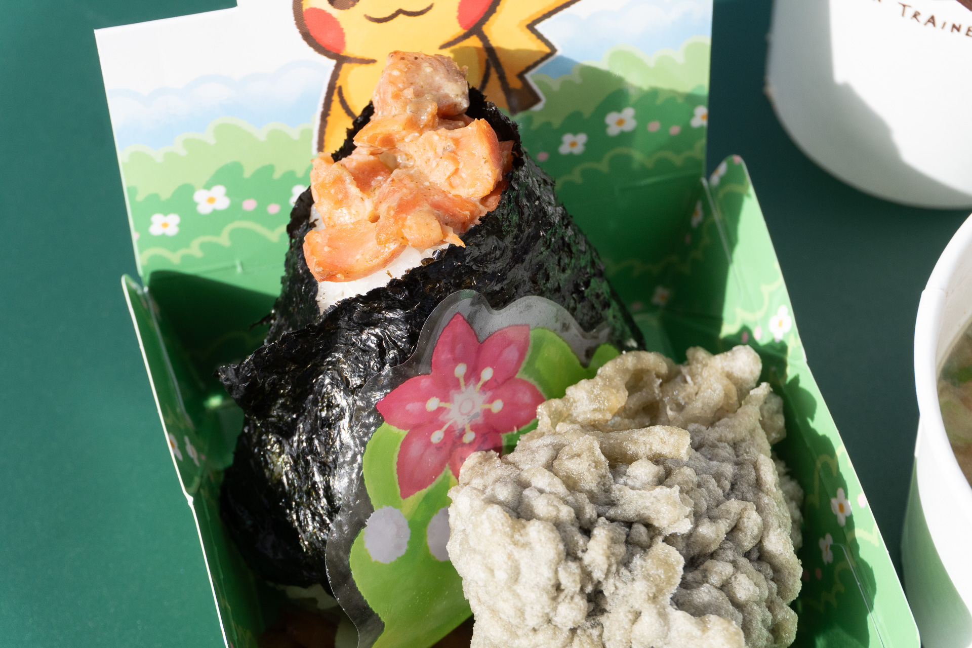 おにぎり（大葉みそとしゃけ）。上だけでなく、中にもたっぷりしゃけが入っていて、大葉みその香りとコクが絶妙