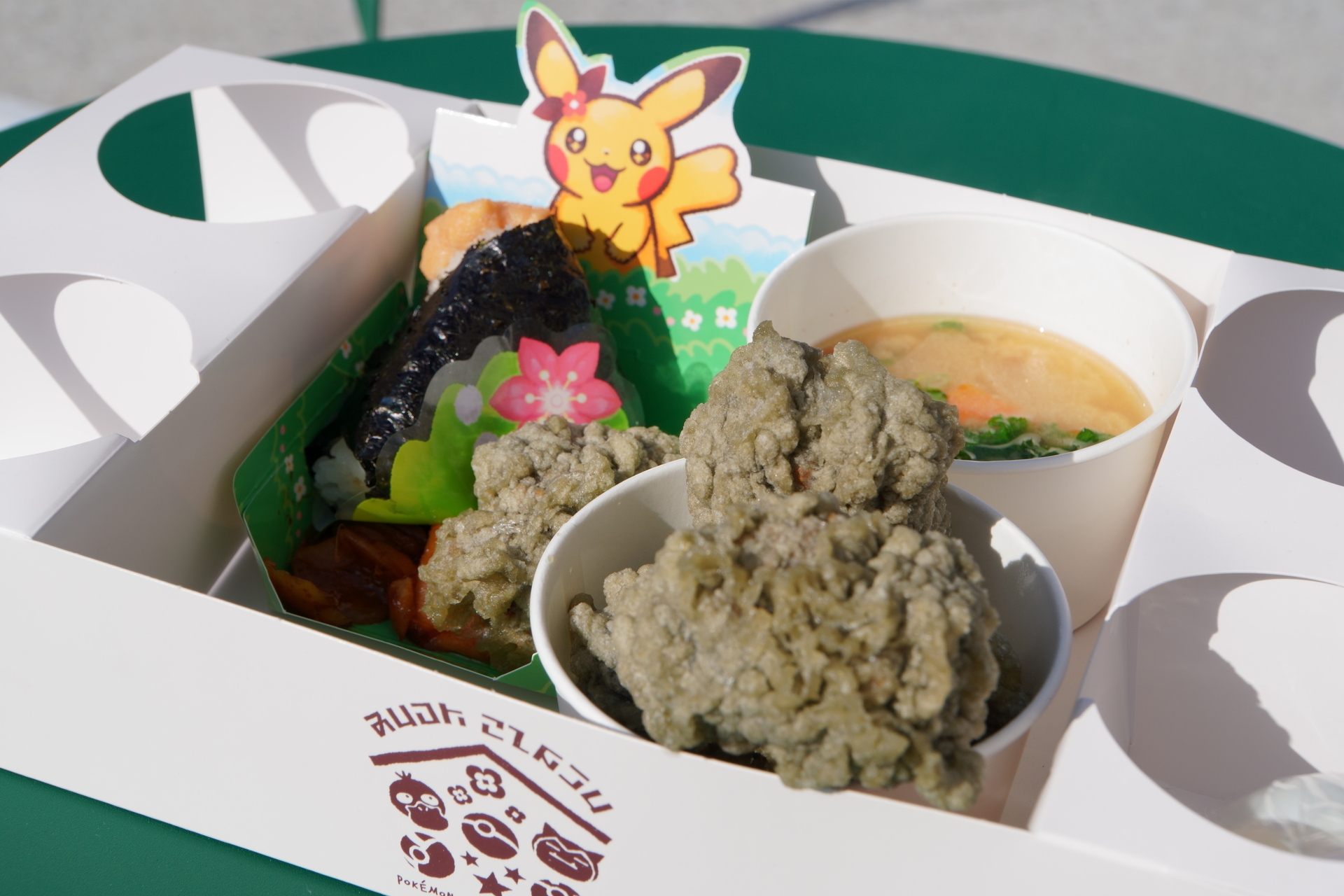 おにぎり（めんたいこ＆クリームチーズだし醤油漬け）。竹炭からあげはゴロっと大きくて食べ応え抜群。具だくさんとん汁で身体も温まる