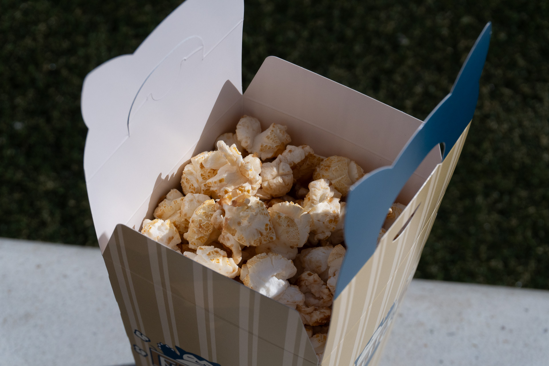 フレーバーは、バーベキュー風味とミルクキャラメル風味の2種類。単品で買っても持ち運びやすいパッケージになっている