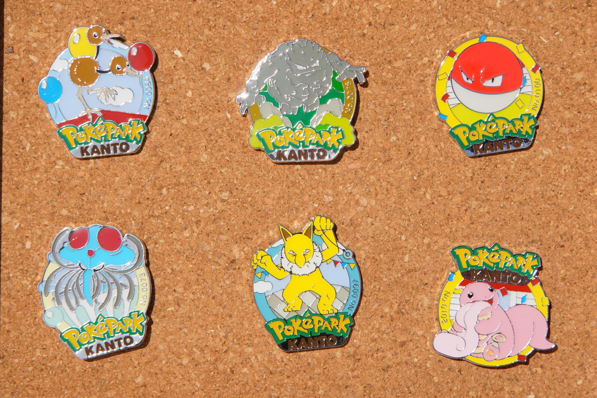 モンスターボールの中身はポケモン1体が描かれたピンバッジ。ゲームのように、店舗などでポケモンの交換を楽しめる