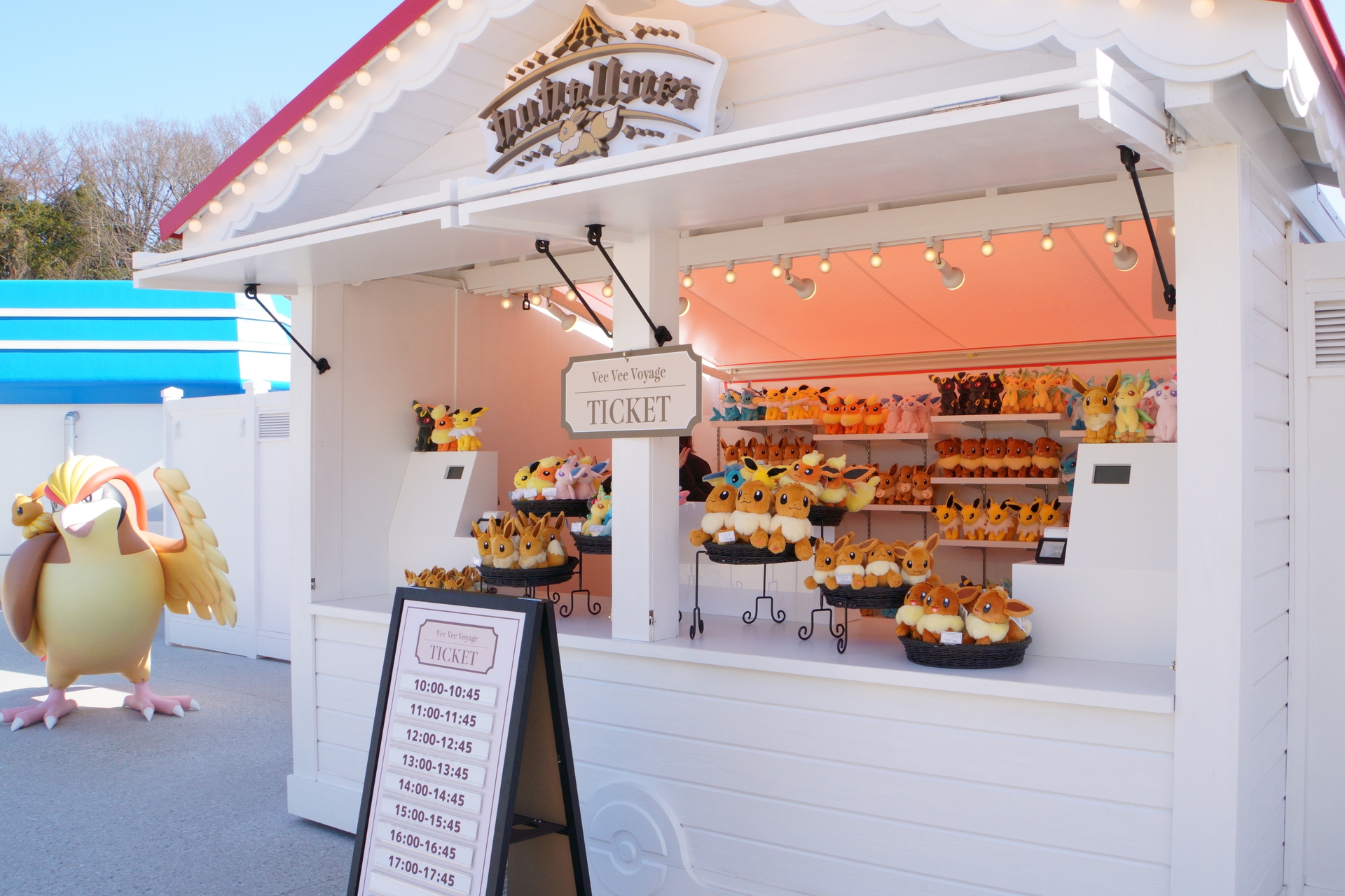 アトラクション「ピカピカパラダイス」「ブイブイヴォヤージュ」のチケットワゴンでもグッズを販売している