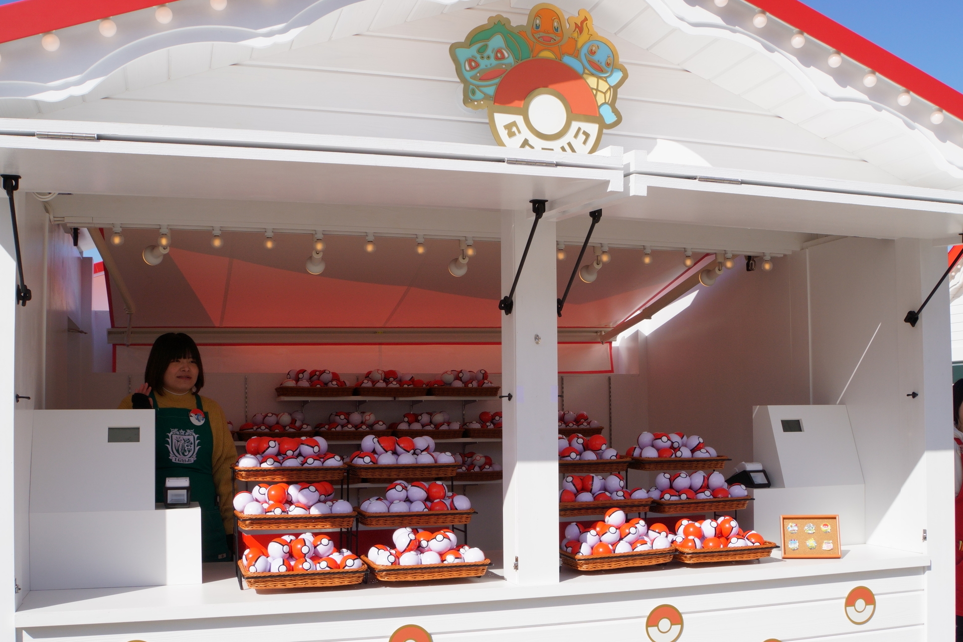 Inside the Poké Ball is a pin badge featuring one Pokémon. Just like in the games, you can enjoy trading Pokémon at shops and with staff.