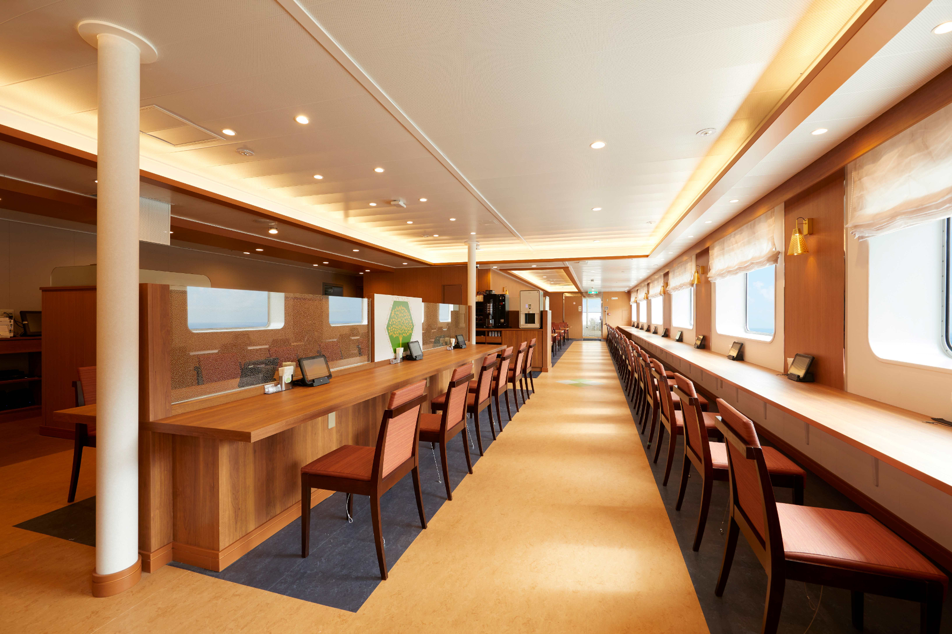 船内レストラン