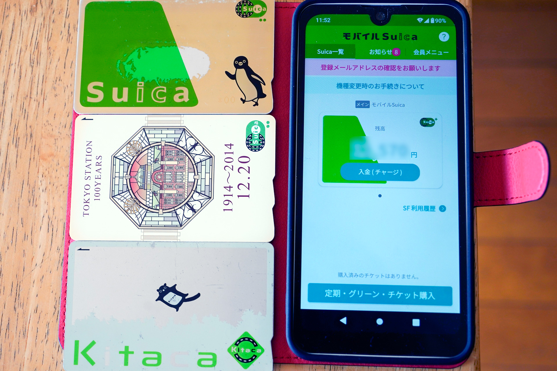 筆者の手元にある、いわゆる交通系ICは4アイテム。このうち「東京駅100周年記念Suica」は純然たるコレクターズアイテムだが、機能を維持するために、ときどきチャージして使用している。それは記名式Suicaも同様