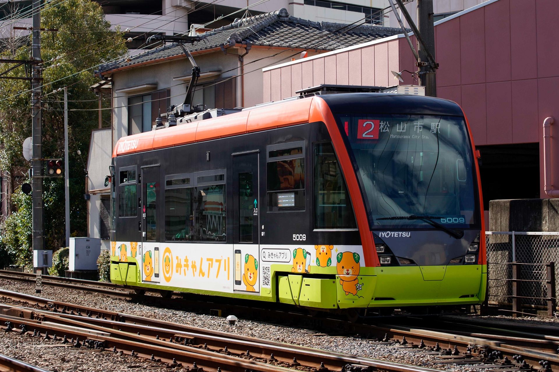 伊予鉄道市内線では、宣伝用のラッピング電車まで用意して「みきゃんアプリ」をアピールしている